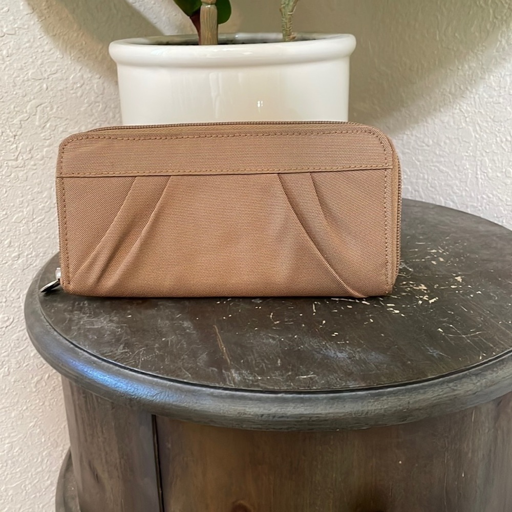 TRAVELON zipper closure wallet